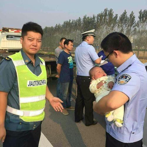 民警把嬰兒帶到隊(duì)里，核實(shí)孩子身世