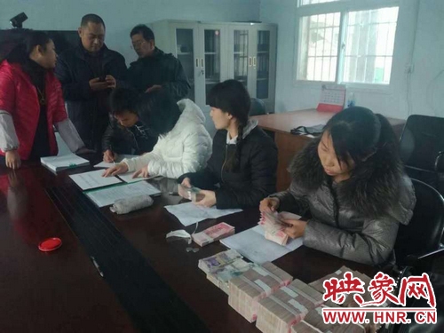 滎陽78名貴州籍農(nóng)民工兄弟拿到工資回家啦！