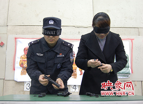 巾幗不讓須眉！鄭州女警蒙眼拆裝手槍不到一分鐘