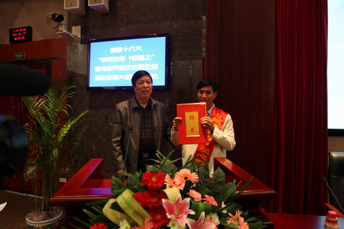 河南平頂山魯山縣電視臺(tái)的記者張朝岑，接過了河南電視臺(tái)9頻道總監(jiān)張克宣遞上的聘書。