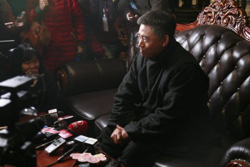 各路記者的長槍短炮對準了《大河兒女》主演陳寶國。