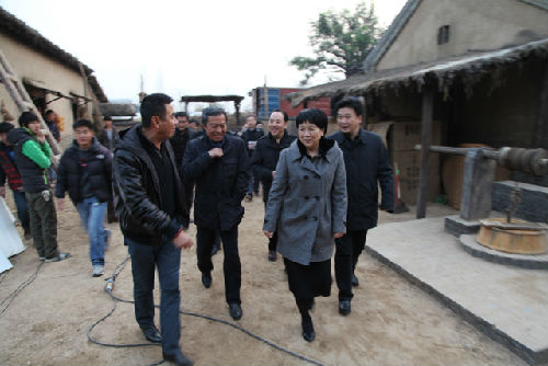 趙素萍視察慰問電視劇《大河兒女》攝制組 趙素萍視察慰問電視劇《大河兒女》攝制組