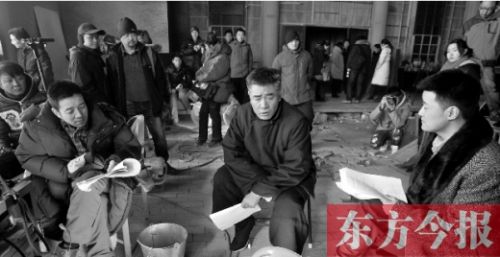 導(dǎo)演安建（左）、主演陳寶國(guó)等坐在一起說(shuō)戲