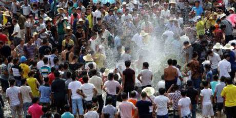 廣西舉辦鬧魚節(jié) 上萬(wàn)人水塘抓魚