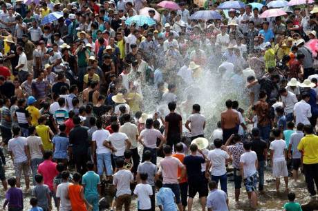 廣西舉辦鬧魚節(jié) 上萬(wàn)人水塘抓魚