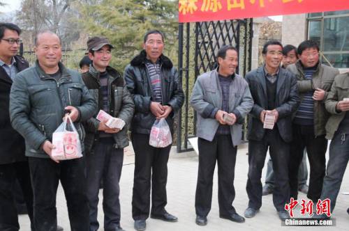 甘肅山村一支書發(fā)百萬(wàn)分紅現(xiàn)金