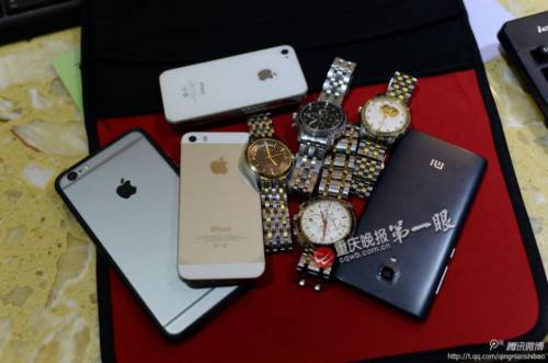 4名男子坐飛機(jī)行乞 戴名表用蘋果手機(jī) 4名男子坐飛機(jī)行乞 戴名表用蘋果手機(jī)