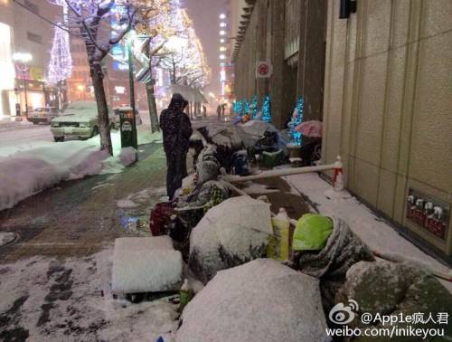 日本果粉雪夜排隊 警察拍肩確認死活