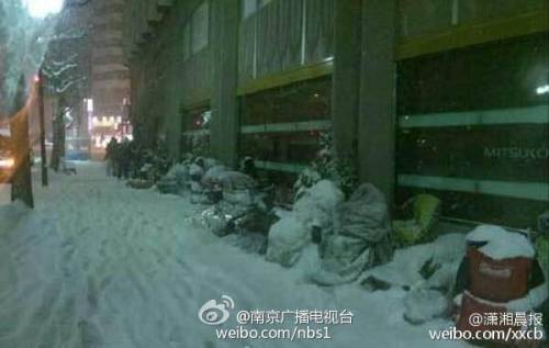 日本果粉雪夜排隊 警察拍肩確認死活