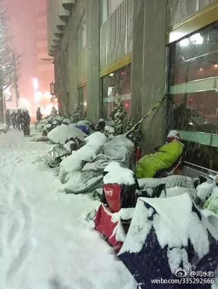 日本果粉雪夜排隊 警察拍肩確認死活