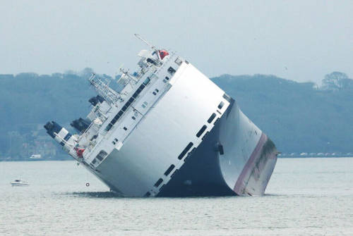 英國大型貨輪撞上堤壩側(cè)翻 英國大型貨輪撞上堤壩側(cè)翻