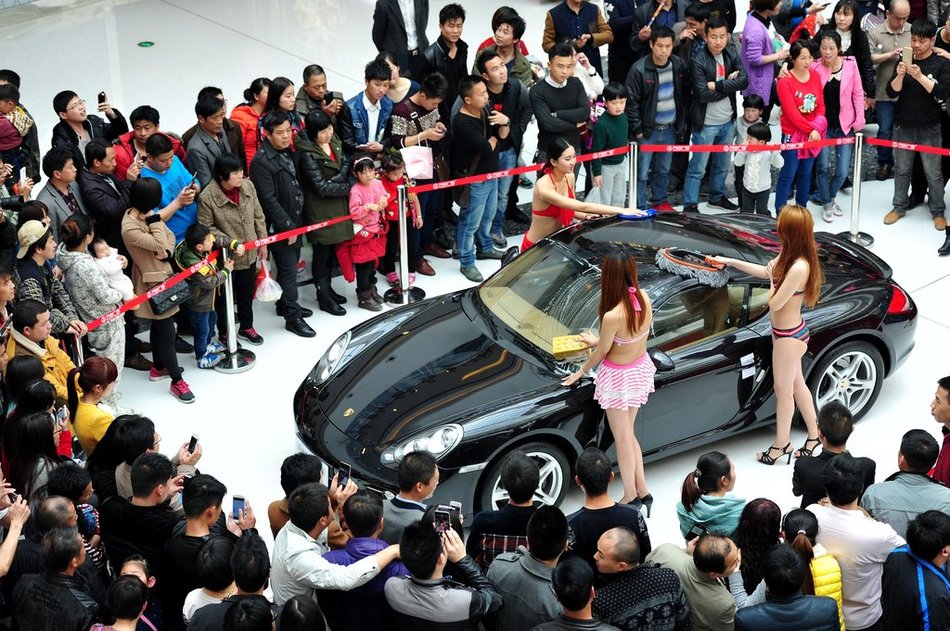 比基尼美女清洗豪車(chē)引眾人圍觀