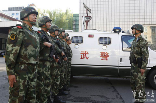 長(zhǎng)安街武警：全副武裝執(zhí)勤 最矮1米8