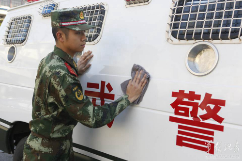 長(zhǎng)安街武警：全副武裝執(zhí)勤 最矮1米8