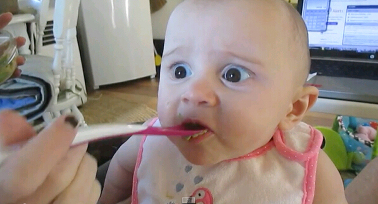 外國寶寶初嘗鱷梨表情萌翻網(wǎng)友