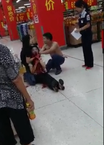 廣東：女店員舉報(bào)小偷慘遭割喉現(xiàn)場