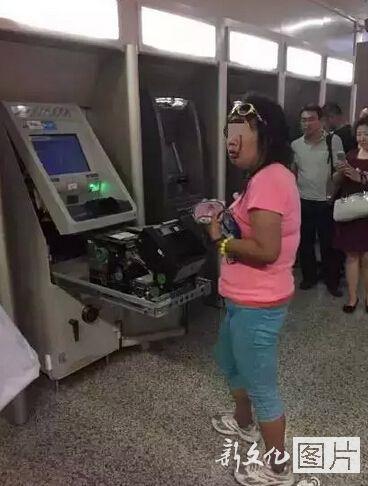 女子徒手拆提款機 女子徒手拆提款機