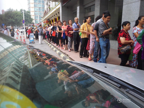 武漢商店促銷 80歲太婆凌晨4點排隊 武漢商店促銷 80歲太婆凌晨4點排隊