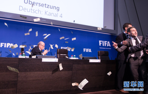 布拉特發(fā)布會(huì)遭美元砸臉 布拉特發(fā)布會(huì)遭美元砸臉