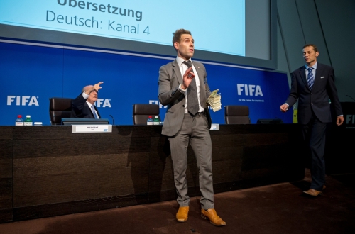 布拉特發(fā)布會(huì)遭美元砸臉 布拉特發(fā)布會(huì)遭美元砸臉