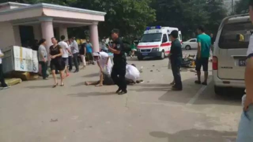 河南一越野車開進(jìn)國(guó)稅局大廳