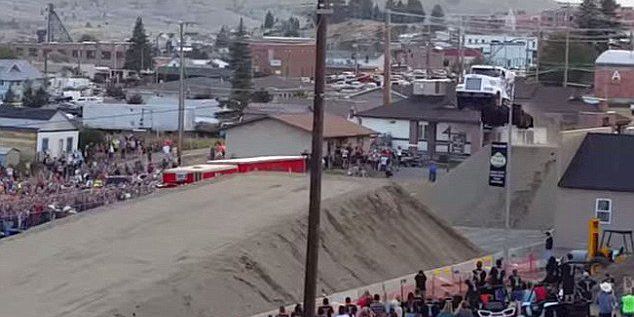 男子駕卡車(chē)飛越51米鴻溝刷新世界紀(jì)錄