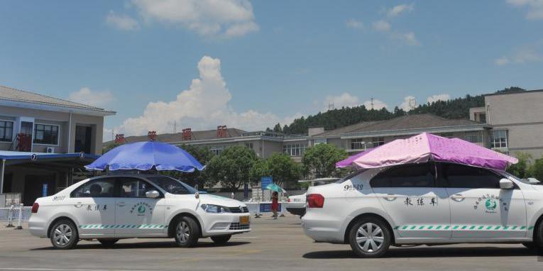杭州一駕?，F(xiàn)遮陽(yáng)新招 教練車車頂撐傘