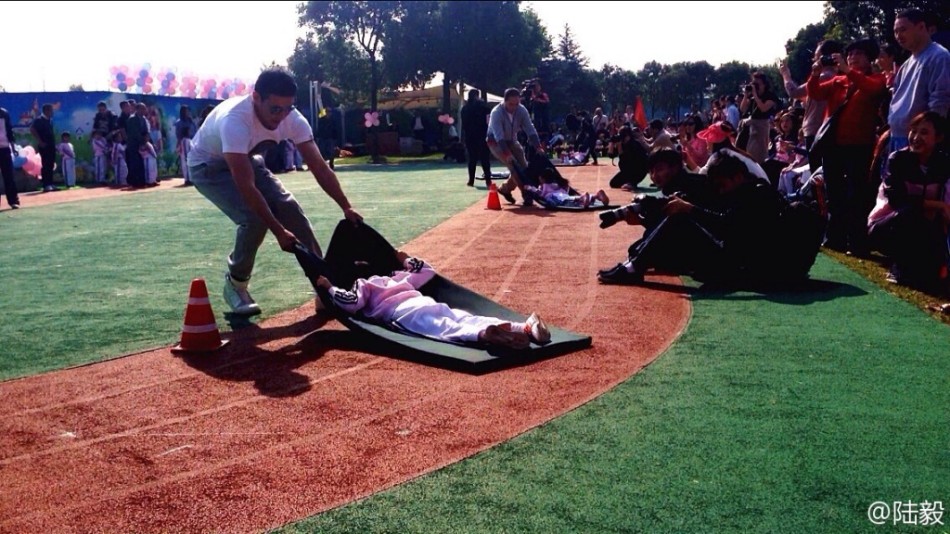 陸毅攜女參加親子運動會同做游戲