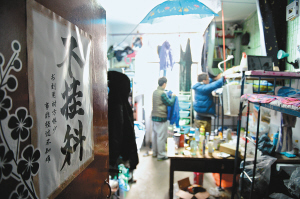 寢室門(mén)上的招貼表達(dá)了學(xué)生們的愿望，其實(shí)不逃課、少逃課才是不掛科的保證