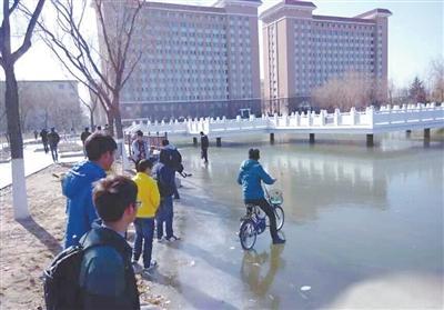 南方的孩子不理解北方的寒冷，這冰厚得，嚇尿了！ @顏遠(yuǎn)鋒