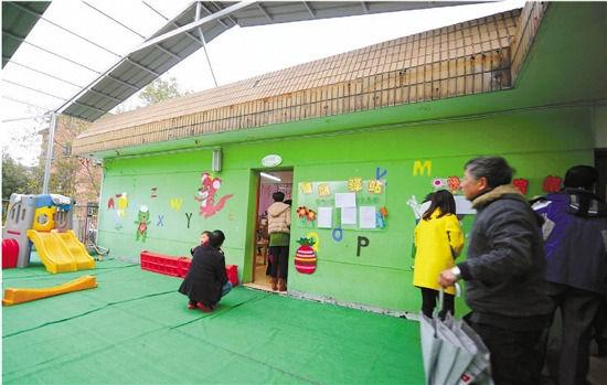 因?yàn)榕卵b修后的氣味影響孩子的健康，包括小葉在內(nèi)，很多家長(zhǎng)找到園方，要求換教室.