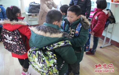 看，咱們的衣服一樣