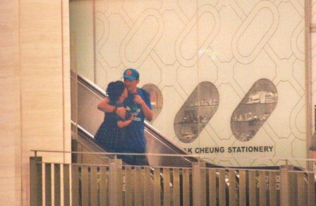 林憶蓮與小男友逛街吃飯，當(dāng)街摟抱親熱熱情如火。