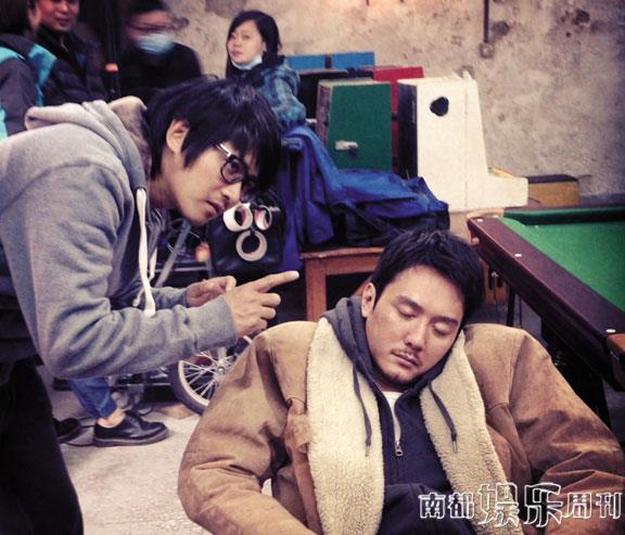 導(dǎo)演在認(rèn)真給演員說(shuō)戲，演員聽(tīng)得也很認(rèn)真。