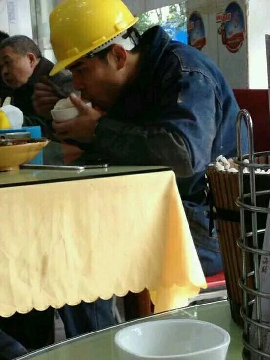 網(wǎng)友調(diào)侃：周周，慢點吃