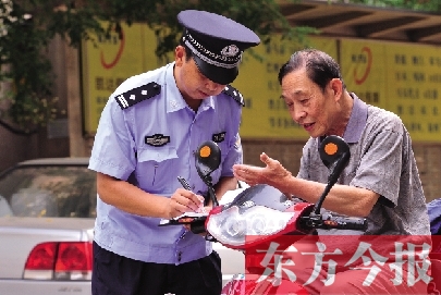 社區(qū)民警趙守在向轄區(qū)居民了解情況 社區(qū)民警趙守在向轄區(qū)居民了解情況