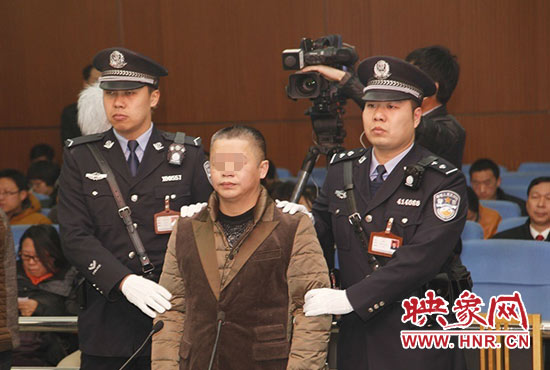 被告人被法警帶上法庭時(shí)，身上沒(méi)有戒具，也沒(méi)有剃光頭。（圖片來(lái)源于微博@豫法陽(yáng)光）