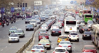 昨天下午，擁擠的花園路。 鄭州晚報(bào)記者 馬健 圖