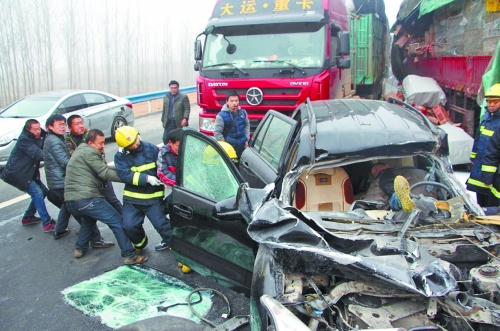 現(xiàn)場慘不忍睹，眾人合力施救。