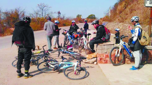 1月21日，他們路過(guò)湖南中路鋪鎮(zhèn)，在路邊短暫休息。