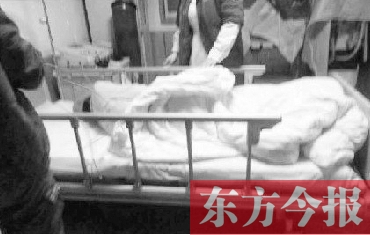 昨日凌晨，鄭州市金水區(qū)總醫(yī)院，鄭州電臺(tái)主持人張明救助的輕生女在接受搶救