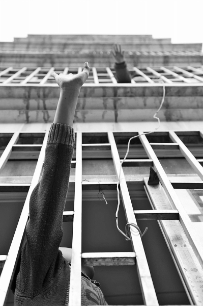 聽到聲音小哥倆就在窗戶邊集合，不聚不散。