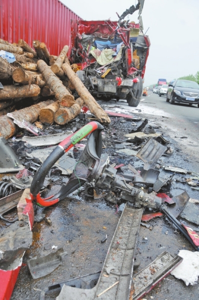 大霧致寧洛高速周口段多輛車(chē)被撞 擁堵3公里
