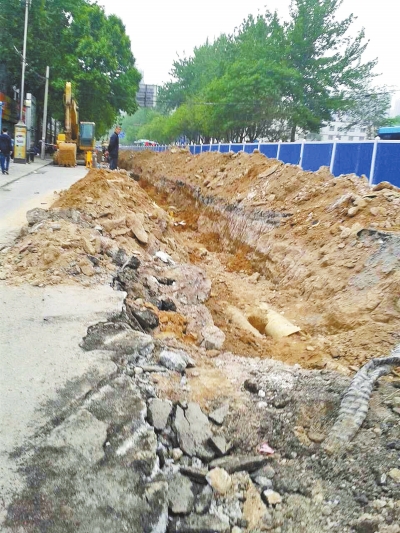 文化路大修改造工程，目前西半幅圍擋已基本鋪設(shè)到位。