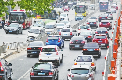 鄭州擁堵的車(chē)流中也會(huì)有一些黃標(biāo)車(chē)