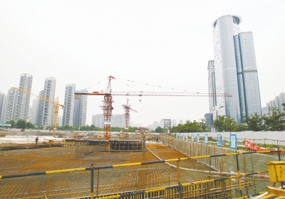 中州大道與金水東路東北角，正在建一座大型停車場。