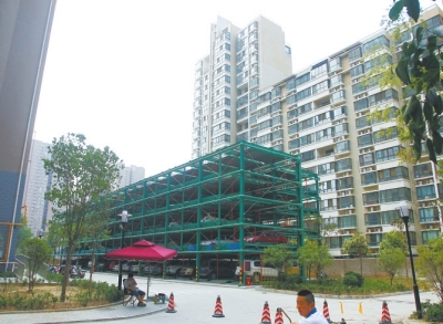 商城路與英協(xié)路交叉口附近的濱河綠苑小區(qū)內(nèi)，剛剛建好一個(gè)立體停車場。