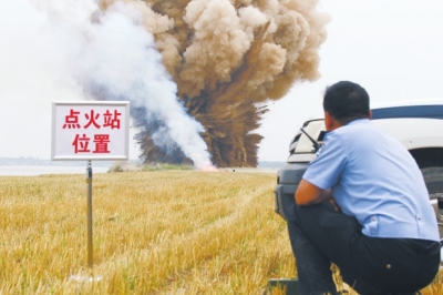 民警點(diǎn)火，引爆爆炸物品。