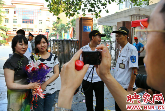 父親用手中的相機(jī)記錄下這重要的一刻。