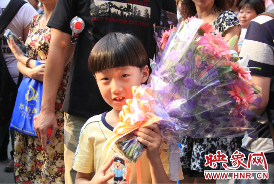 杜澤一直在考點(diǎn)門口等待表姐走出考場(chǎng)。